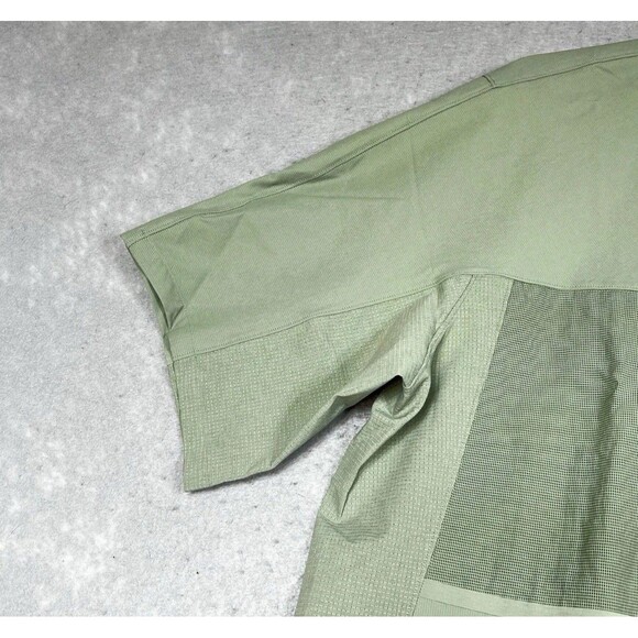 Lululemon Size Medium Green Water Repellent Hiking Short Sleeve Shirt NWT - Picture 2 of 10
